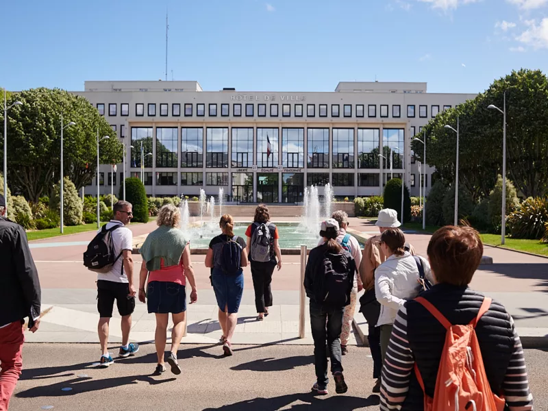 Photographe : Rudy Burbant. Groupe de visiteurs pendant une visite guidée devant l'hôtel de ville de Saint-Nazaire.