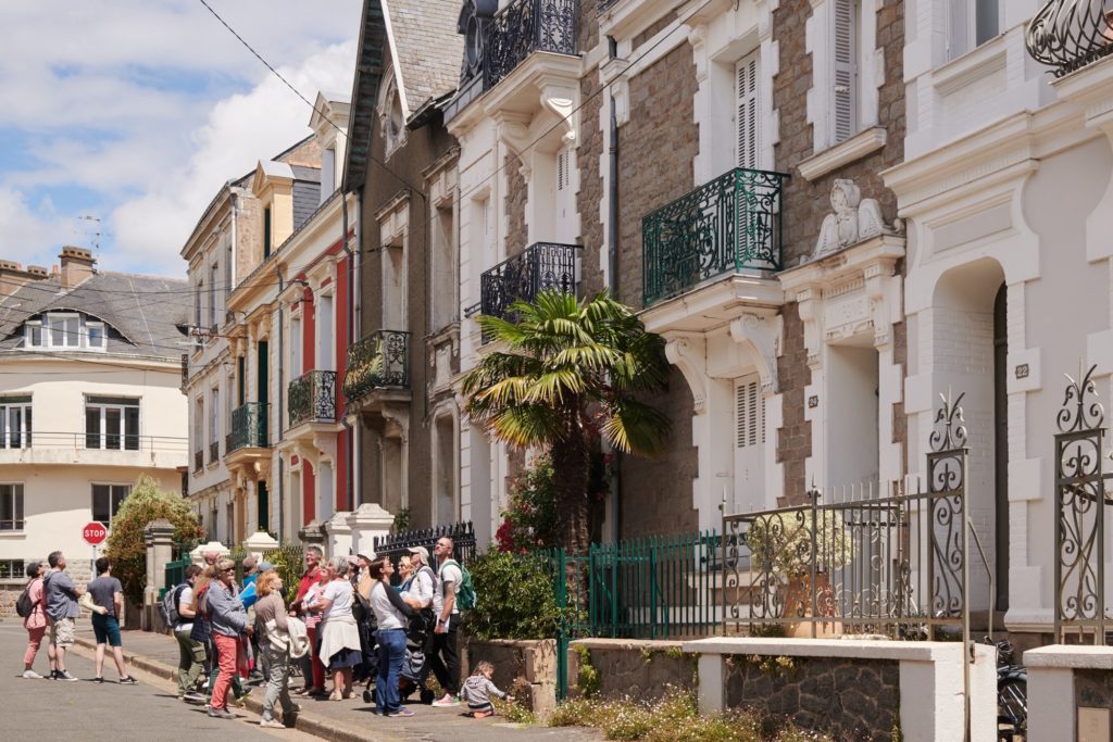 Groupe de visiteurs dans le quartier de La Havane à Saint-Nazaire lors d'une visite guidée.