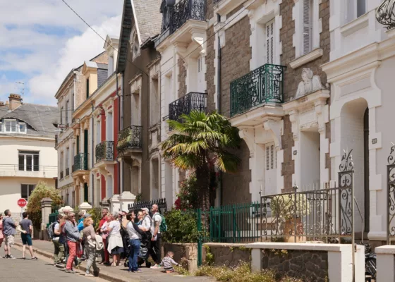 Groupe de visiteurs dans le quartier de La Havane à Saint-Nazaire lors d'une visite guidée.