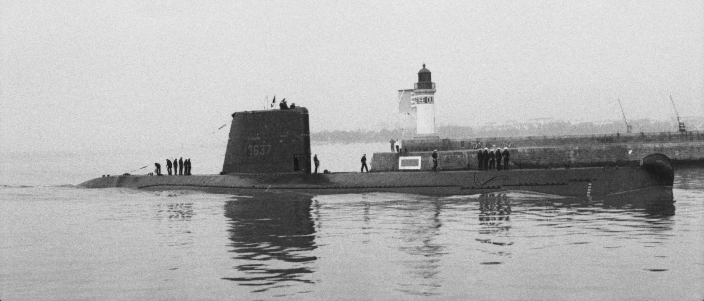 Photographe et collection Bernard Prézelin. Cliché Saint-Nazaire Agglomération Tourisme – Écomusée Photographie du sous-marin Espadon dans l’avant-port de Saint-Nazaire