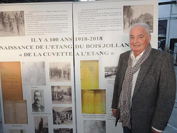 Portrait de Bernard Billon, ancien président de l'association Mémoire et Savoirs Nazairiens devant une exposition sur le bois Joalland.