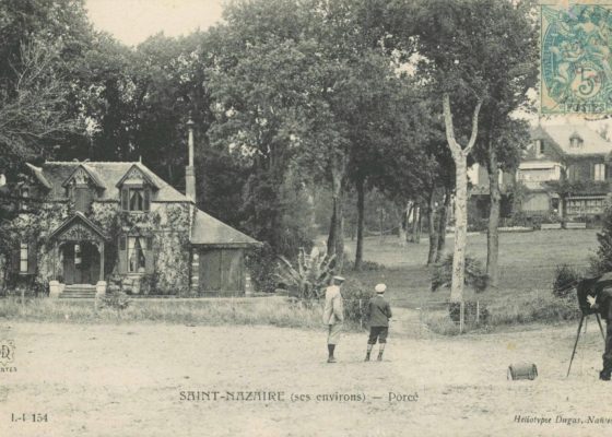 Carte postale présente dans l'exposition "Regard miroir ou le paysage réinventé" à l'Écomusée, représentant deux hommes pris en photo devant les dépendances du château de Porcé à Saint-Nazaire.