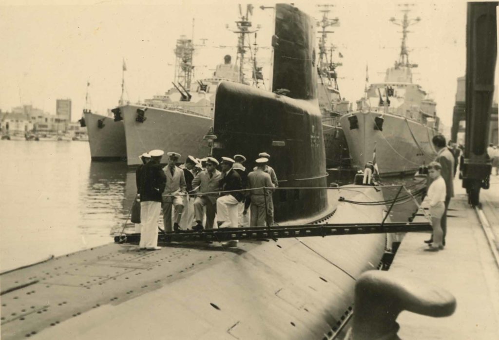 Photographie en noir et blanc de sous-mariniers sur le pont du sous-marin Espadon
