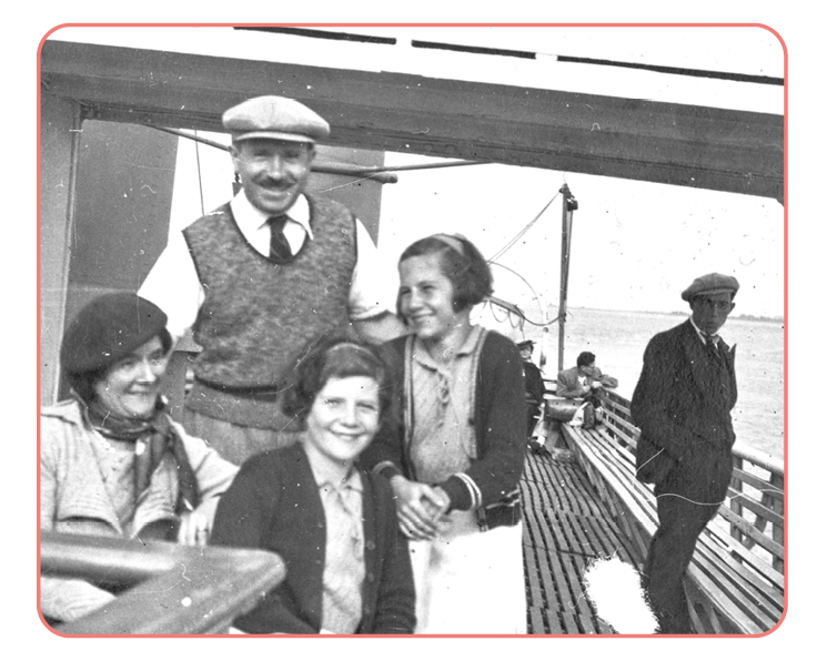 Photographie en noir et blanc d'une famille avec deux jeunes filles posant sur le pont du bac Saint-Christophe.