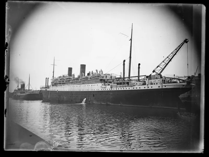 Photographe : François Chapeau. Collection Saint-Nazaire Agglomération Tourisme - Écomusée. Positif d'une plaque de verre représentant le paquebot Cuba dans le port de Saint-Nazaire.