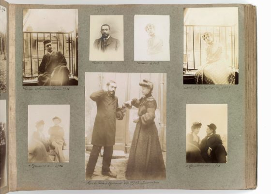 Photographie d'une page de l'album photographique d'Ernest Delaveau où sont collées 6 photos représentant Ernest Delaveau et sa femme.