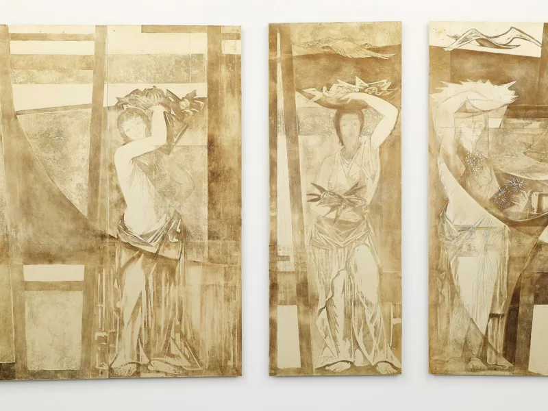Quatre panneaux en aluminium doré représentant trois femmes drapées portant des corbeilles provenant de la salle à manger de la classe touriste du paquebot France 1962.