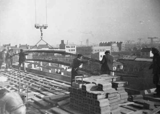 Photographie en noir et blanc d'une construction préfinancée rue Jean d’Ust pendant la reconstruction de Saint-Nazaire.