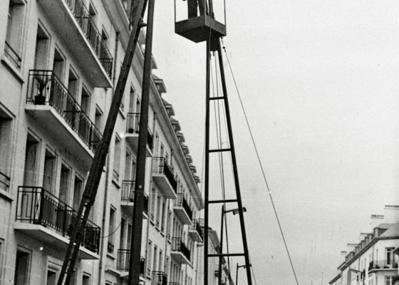 Photographie en noir et blanc représentant la pose d’un lampadaire, rue Villès-Martin.