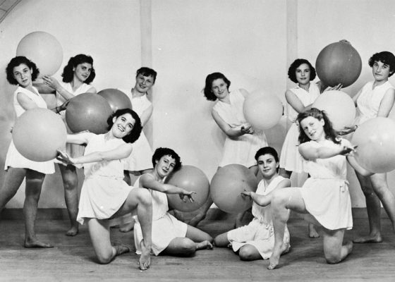 Photographie en noir et blanc représentant les cadettes du club de l'étoile de Saint-Nazaire.