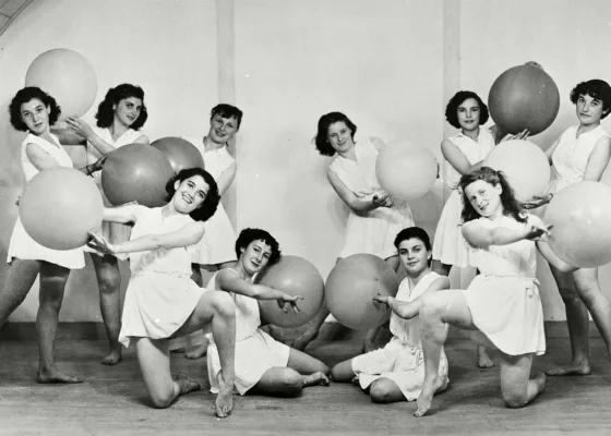 Photographie en noir et blanc représentant les cadettes du club de l'étoile de Saint-Nazaire.