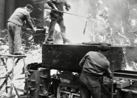 Photographie en noir et blanc représentant des ouvriers travaillant aux fonderies de Saint-Nazaire en 1952.