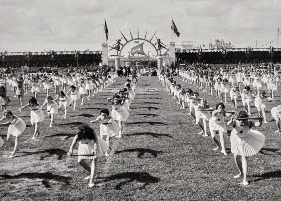 Photographie en noir et blanc représentant les gymnastes féminines au parc des sports du Plessis pendant la reconstruction de Saint-Nazaire.