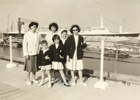 Photographie en noir et blanc représentant un groupe posant devant le paquebot France le jour de son lancement.