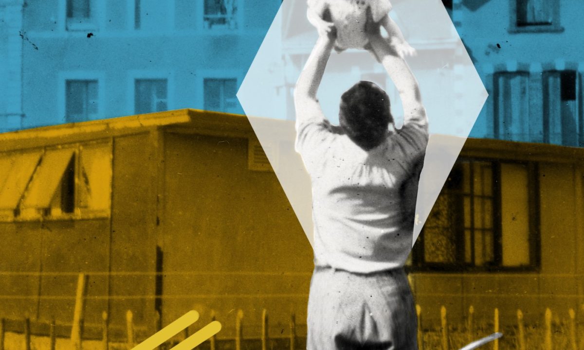 Affiche de l'exposition "Nazairiens en ville, vivre à Saint-Nazaire pendant la Reconstruction" représentant un homme de dos portant un bébé à bout de bras au-dessus de sa tête devant un baraquement.