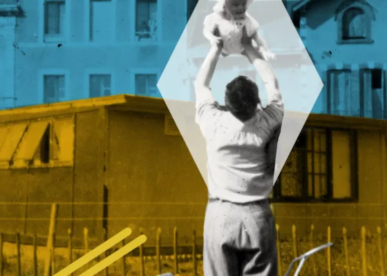 Affiche de l'exposition "Nazairiens en ville, vivre à Saint-Nazaire pendant la Reconstruction" représentant un homme de dos portant un bébé à bout de bras au-dessus de sa tête devant un baraquement.