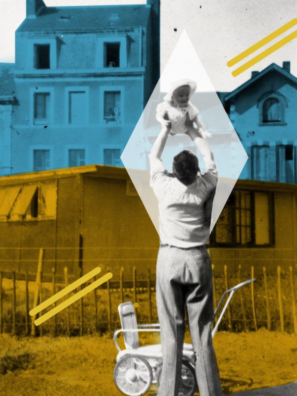 Affiche de l'exposition "Nazairiens en ville, vivre à Saint-Nazaire pendant la Reconstruction" représentant un homme de dos portant un bébé à bout de bras au-dessus de sa tête devant un baraquement.