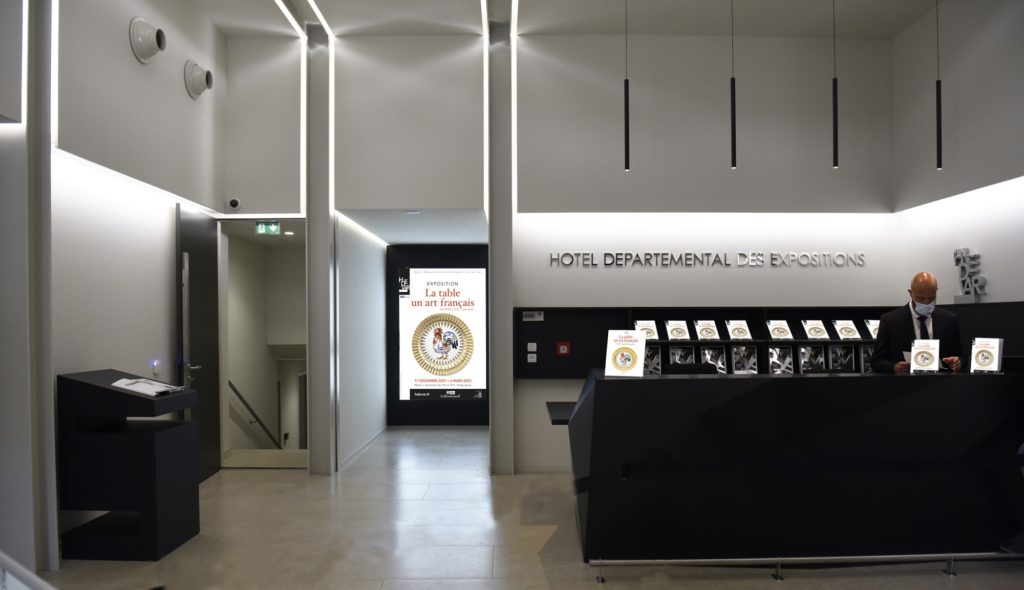 Vue du bureau d'accueil de l'Hôtel départemental des expositions du Var à Draguignan avec l'affiche de l'exposition 