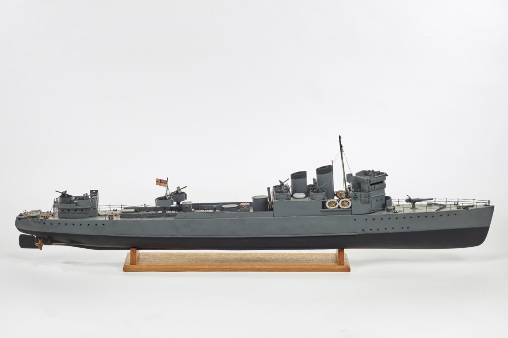 Vue de profil d'une maquette du destroyer HMS Campbeltown qui éperonna la porte de la forme-écluse Joubert dans le cadre de l'opération britannique Chariot.