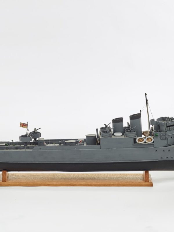 Vue de profil d'une maquette du destroyer HMS Campbeltown qui éperonna la porte de la forme-écluse Joubert dans le cadre de l'opération britannique Chariot.