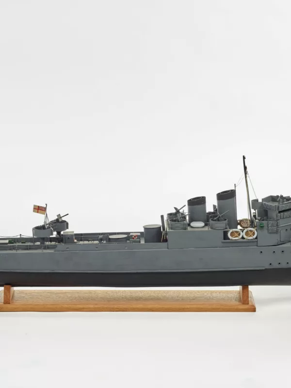 Maquettiste : Raoul Sebilo. Collection Saint-Nazaire Agglomération Tourisme – Écomusée. Cliché Jean-Claude Lemée. Vue de profil d'une maquette du destroyer HMS Campbeltown qui éperonna la porte de la forme-écluse Joubert dans le cadre de l'opération britannique Chariot.