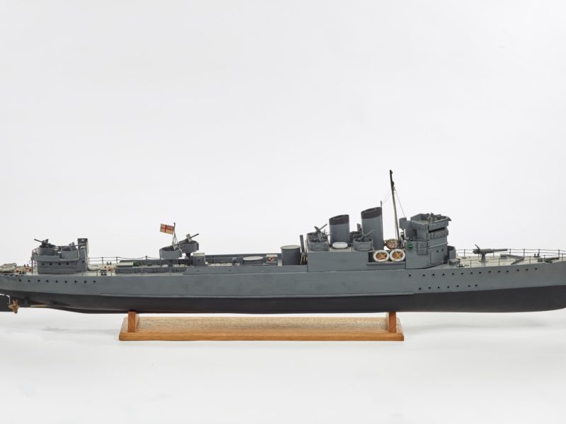 Vue de profil d'une maquette du destroyer HMS Campbeltown qui éperonna la porte de la forme-écluse Joubert dans le cadre de l'opération britannique Chariot.