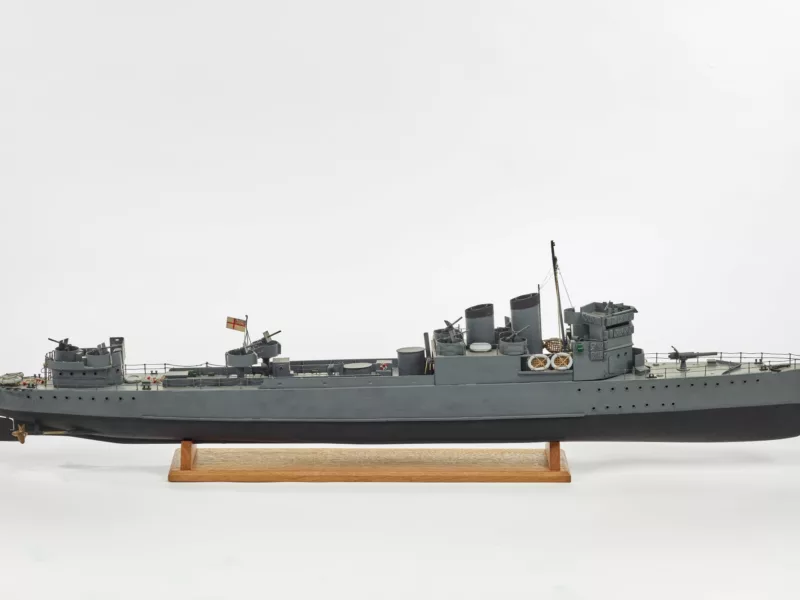 Vue de profil d'une maquette du destroyer HMS Campbeltown qui éperonna la porte de la forme-écluse Joubert dans le cadre de l'opération britannique Chariot.