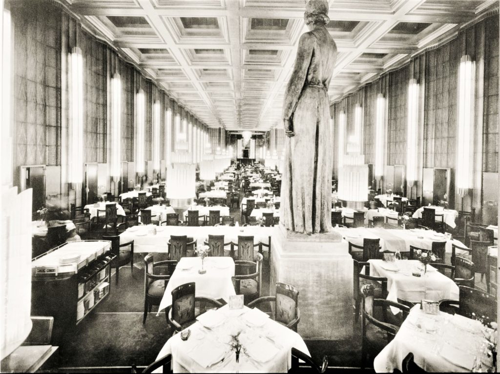 Salle à manger première classe du paquebot Normandie (1935) avec les tables dressées.