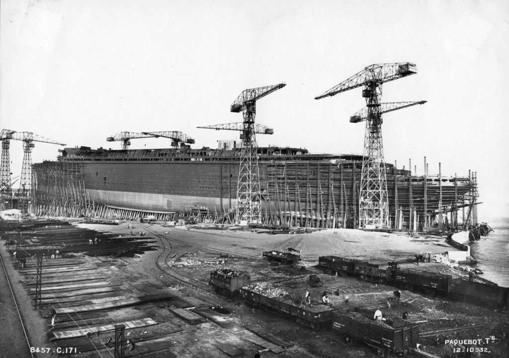 Vue panoramique sur la construction du paquebot Normandie au chantier naval.