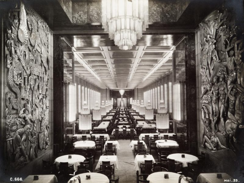 Vue photographique de la salle à manger première classe du paquebot Normandie.