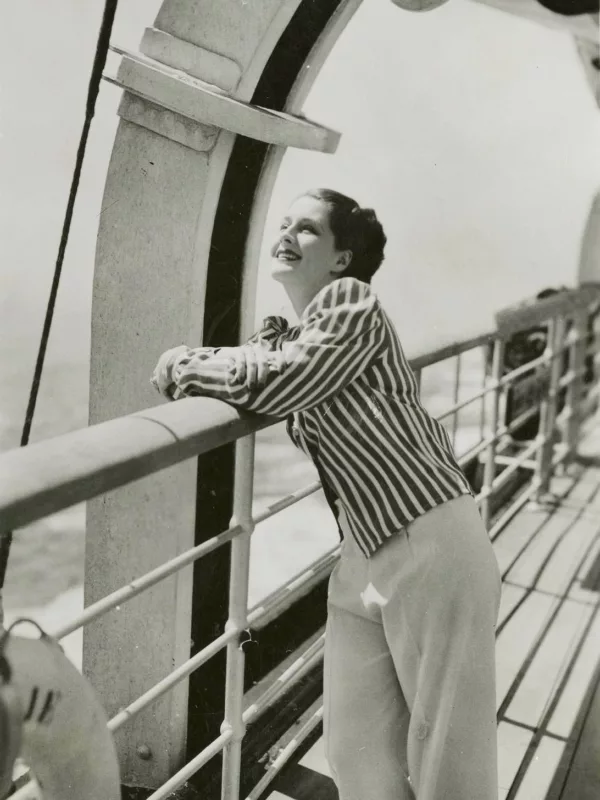 Photographe inconnu. Collection Saint-Nazaire Agglomération Tourisme – Écomusée Portrait de l'actrice Norma Shearer accoudée sur le pont du paquebot Normandie.