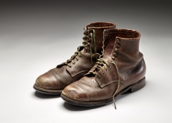 Fabricant inconnu. Collection Saint-Nazaire Agglomération Tourisme-Écomusée. Cliché : Jean-Claude Lemée Paire de chaussures d'un fantassin américain pendant la Première Guerre mondiale.