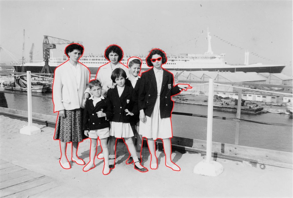 Photographie en noir et blanc représentant un groupe posant devant le paquebot France le jour de son lancement.