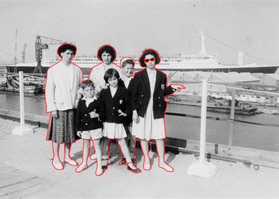 Photographie en noir et blanc représentant un groupe posant devant le paquebot France le jour de son lancement.