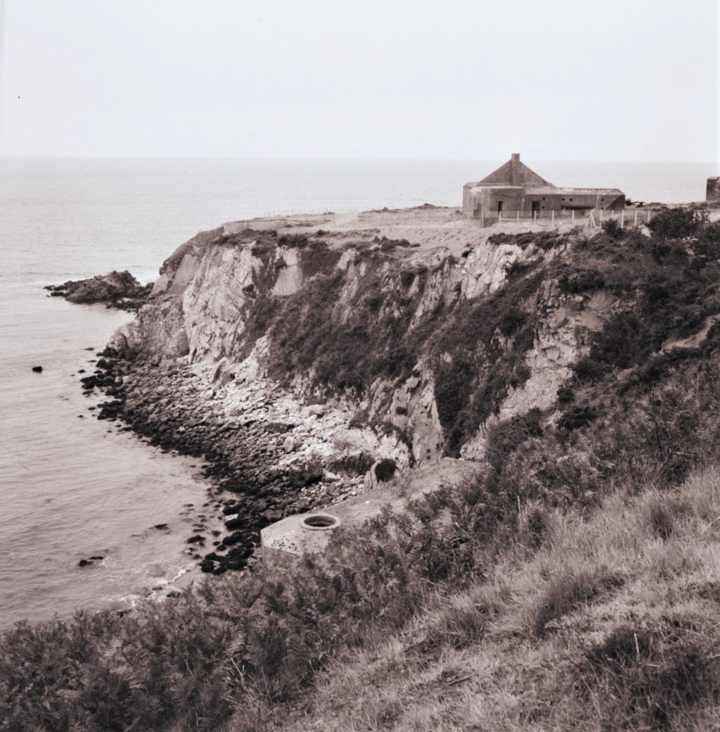 Photographie de la pointe de l'Ève avec un bunker allemand.