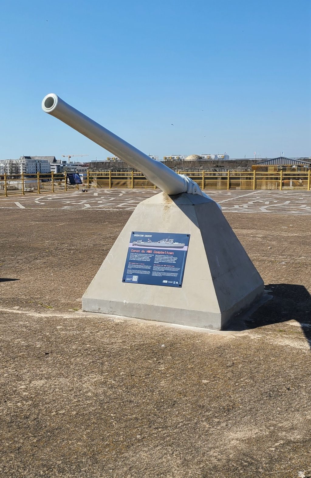 Canon du destroyer HMS Campbeltown installé sur le toit de l'écluse fortifiée à Saint-Nazaire