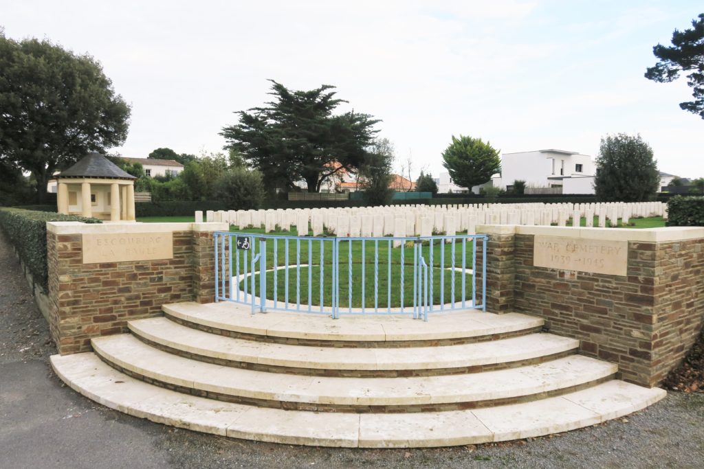 Vue de l'entrée du cimetière militaire américain d'Escoublac où sont enterrés des membres de l'opération Chariot.