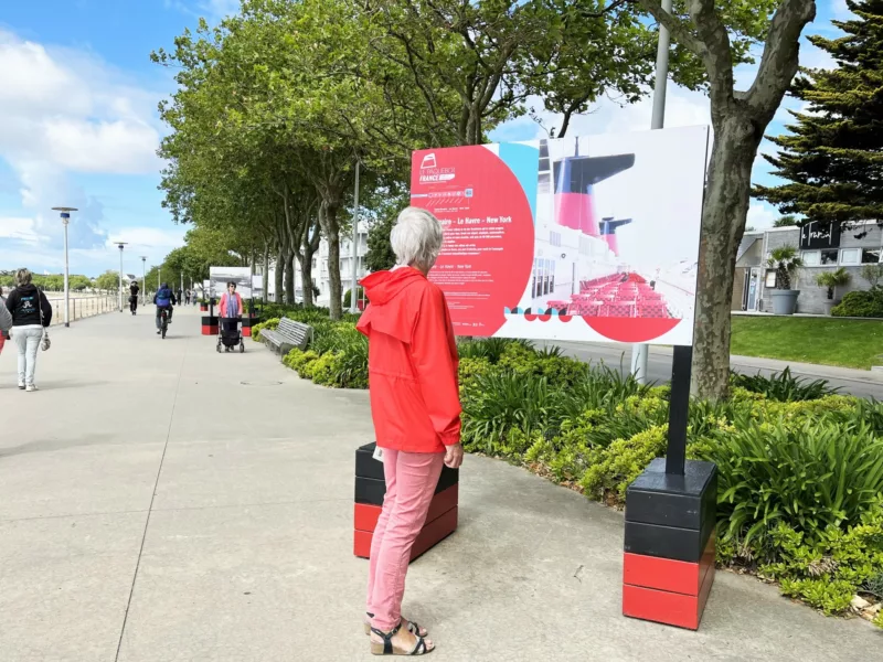 Photographe : Amélie Vincent-Le Berre. Saint-Nazaire Agglomération Tourisme Vue de l'exposition de plein air "Le paquebot France, un géant né à Saint-Nazaire" sur le front de mer.