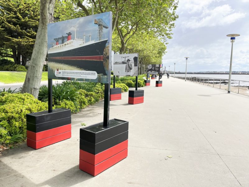 Vue de l'exposition de plein air "Le paquebot France, un géant né à Saint-Nazaire" sur le front de mer.