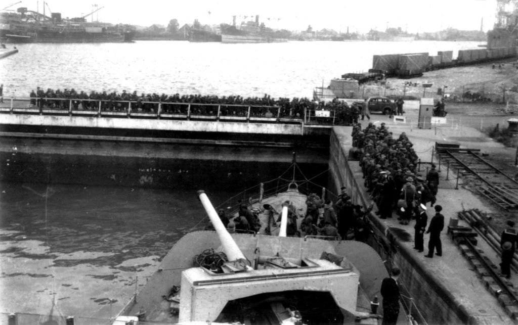 Embarquement des troupes anglaises sur le HMS Highlander dans la forme-écluse Joubert le 17 juin 1940.