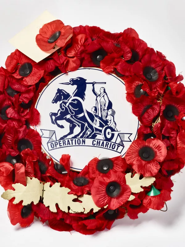 Fabricant inconnu. Collection Saint-Nazaire Agglomération Tourisme – Écomusée. Cliché Jean-Claude Lemée Couronne commémorative de coquelicots synthétiques pour l'opération Chariot.