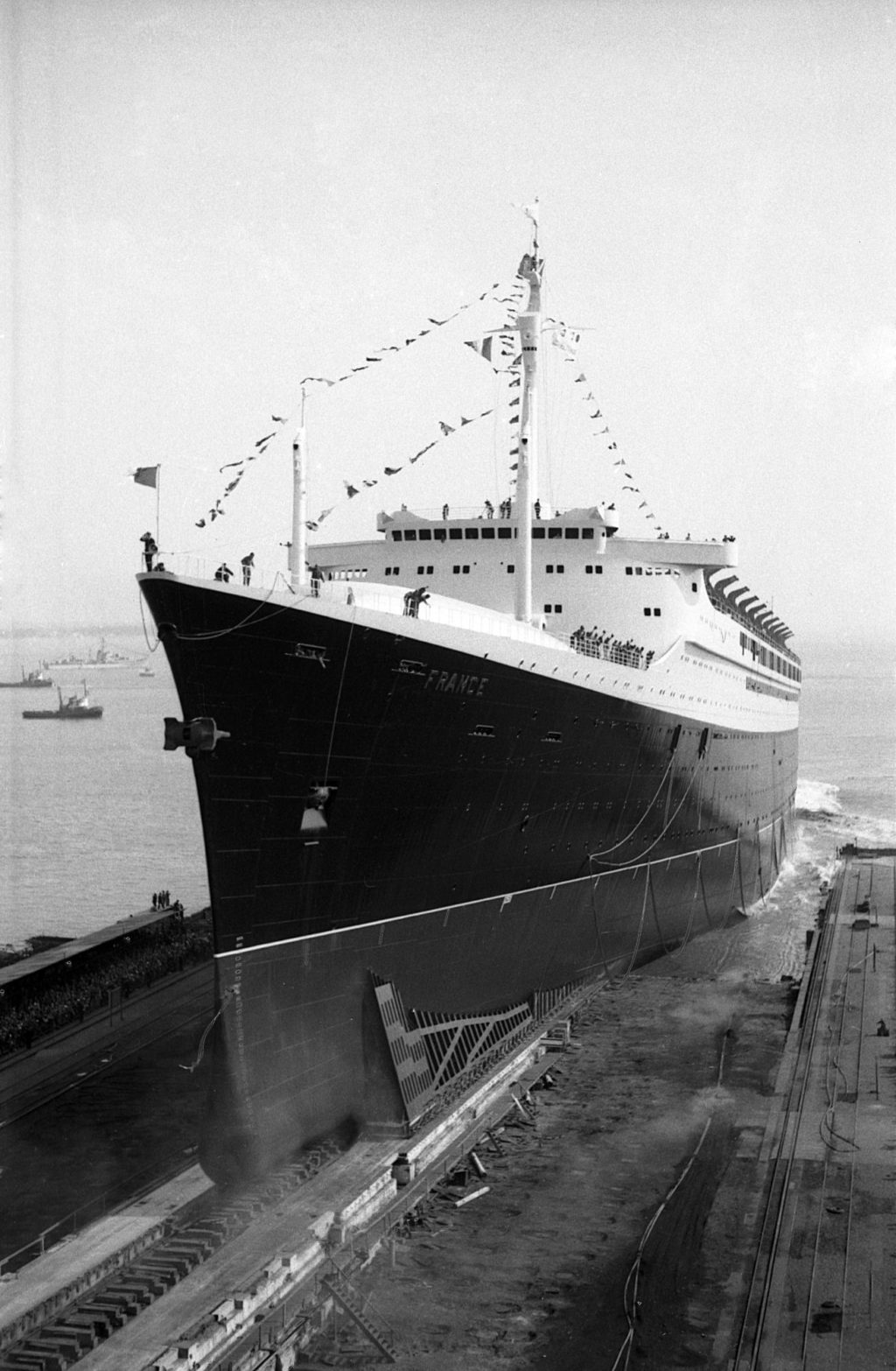 Le paquebot France glisse dans l'eau lors de son lancement le le 11 mai 1960 aux Chantiers de l'Atlantique à Saint-Nazaire.