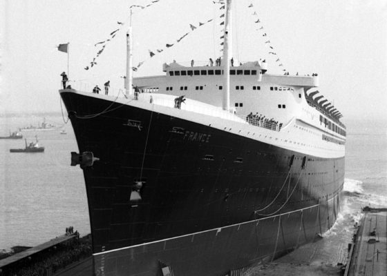 Le paquebot France glisse dans l'eau lors de son lancement le le 11 mai 1960 aux Chantiers de l'Atlantique à Saint-Nazaire.