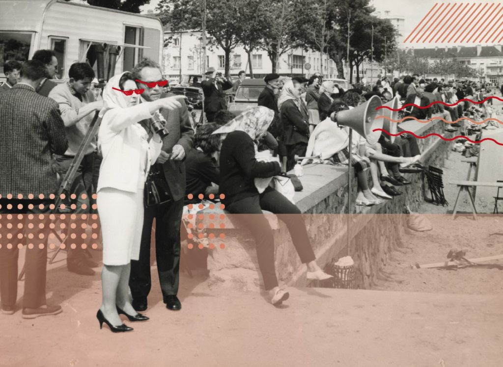 Photographie noir et blanc d'un homme et d'une femme regardant en direction de la mer depuis la promenade du front de mer dans les années 1960.