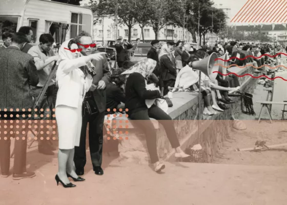 Création graphique : Maelwenn Leduc. Saint-Nazaire Agglomération Tourisme. Photographe : inconnu. Collection Saint-Nazaire Agglomération Tourisme - Écomusée. Fonds Ouest France. Photographie noir et blanc d'un homme et d'une femme regardant en direction de la mer depuis la promenade du front de mer dans les années 1960.