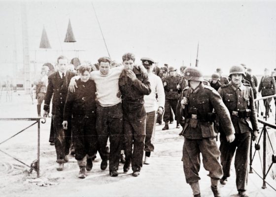 Photographie noir et blanc de soldats blessés et prisonniers suite à l'opération commando Chariot.