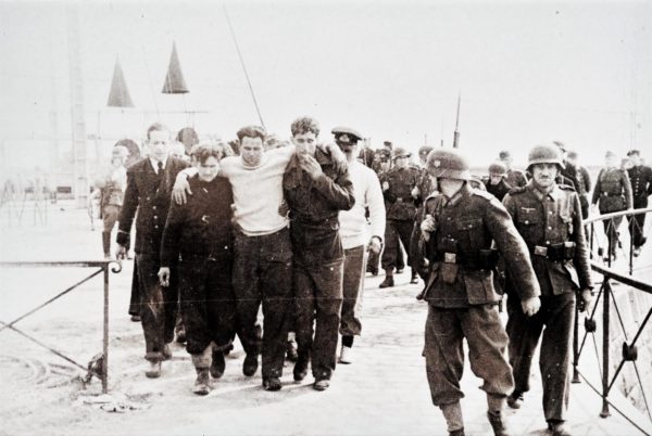 Photographie noir et blanc de soldats blessés et prisonniers suite à l'opération commando Chariot.