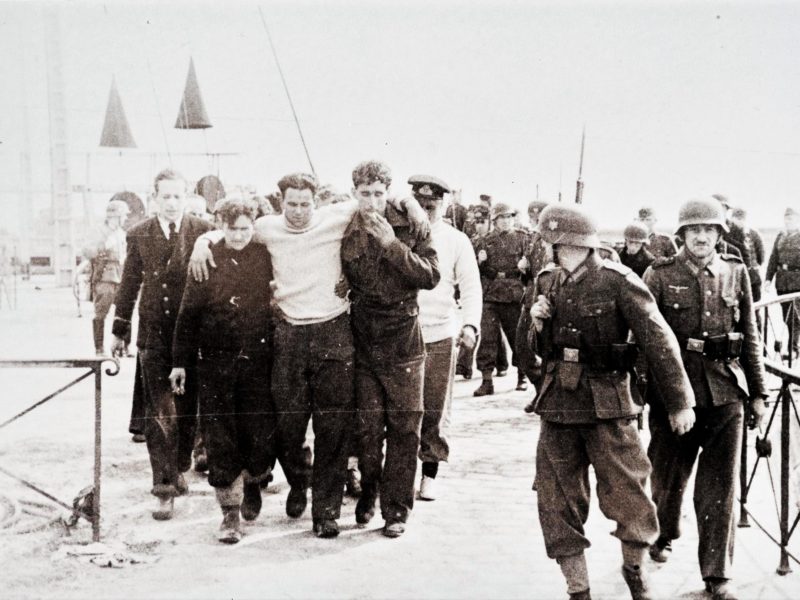 Photographie noir et blanc de soldats blessés et prisonniers suite à l'opération commando Chariot.