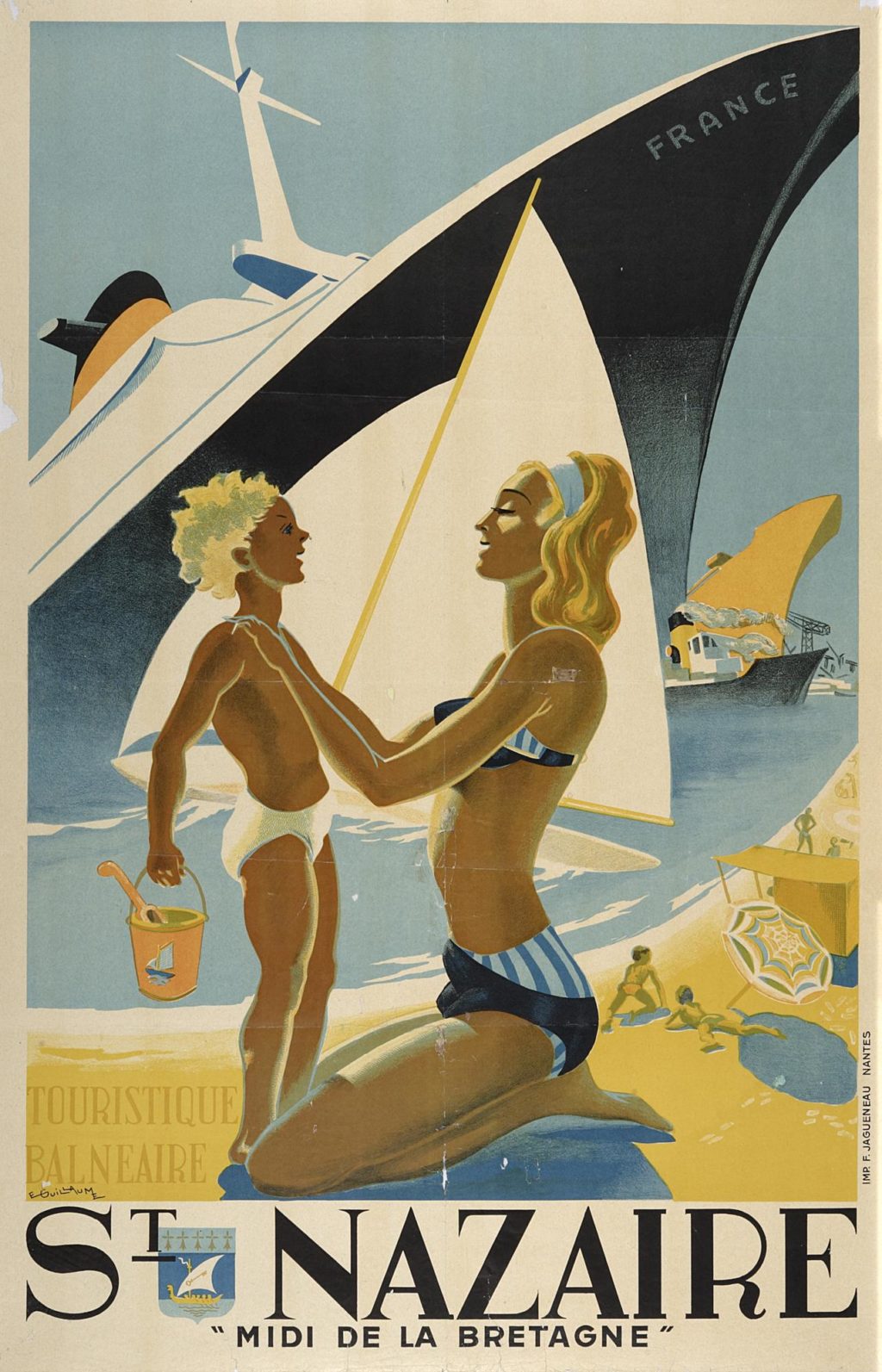 Affiche représentant une femme en maillot de bain avec son enfant sur la plage de Saint-Nazaire avec, derrière eux, la proue immense du paquebot France.