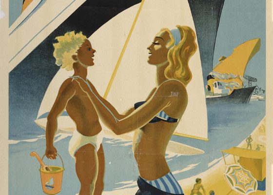 Illustrateur : Émile Guillaume. Collection Saint-Nazaire Agglomération Tourisme - Écomusée. Cliché : Jean-Claude Lemée Affiche représentant une femme en maillot de bain avec son enfant sur la plage de Saint-Nazaire avec, derrière eux, la proue immense du paquebot France.